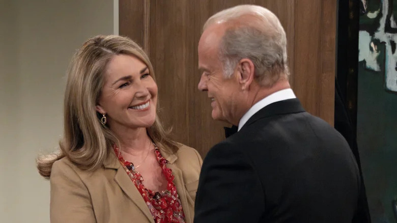 Roz e Frasier sorriram um para o outro ao se reunirem na porta de Frasier