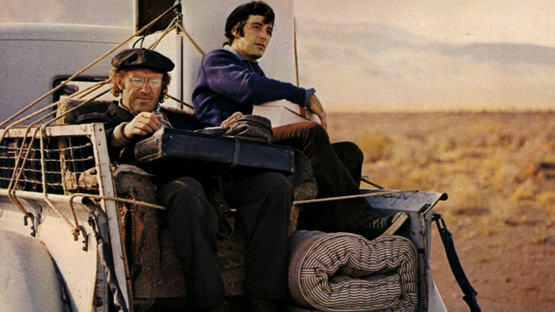 Max Millan de Gene Hackman e Lion Delbuchi, de Al Pacino, na parte de trás de uma caminhonete em Scarecrow