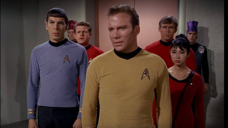 Leonard Nimoy, William Shatner e atores de fundo em Star Trek: The Original Series