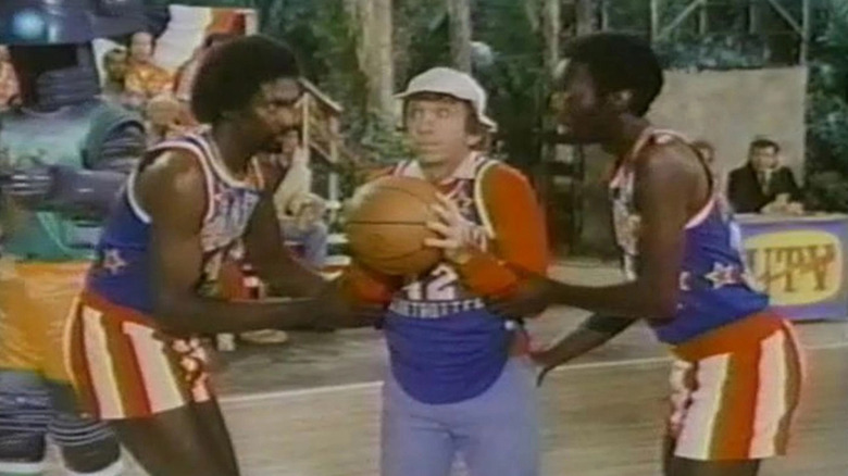 Gilligan queda atrapado entre dos Harlem Globetrotters en The Harlem Globetrotters en la isla de Gilligan