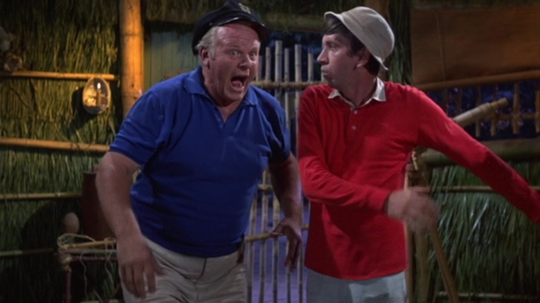 El capitán grita cuando Gilligan le da un puñetazo en el estómago en la isla de Gilligan.