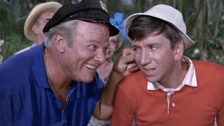 El capitán sostiene la oreja de Gilligan en la isla de Gilligan