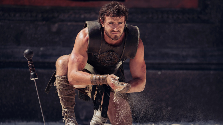 Lucius (Paul Mescal) pega um pouco de areia em Gladiador 2