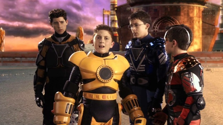 Spy Kids 3-D에서 사이버 전사들에게 둘러싸인 Juni