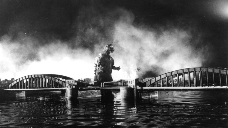 Godzilla 1954 Japan attack 