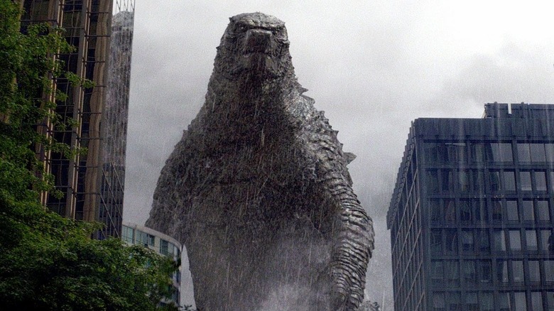 Godzilla getting ready to fight the MUTO in San Francisco in Godzilla (2014)