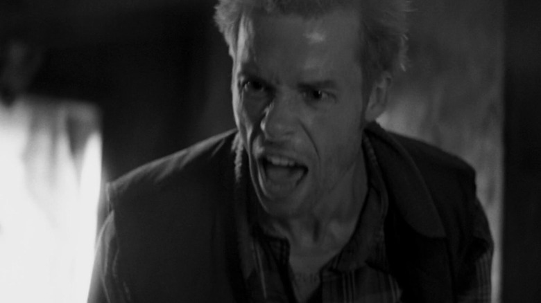 Guy Pearce's Leonard Shelby yells during a black and white sequence in Memento