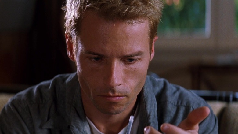 Guy Pearce's Leonard Shelby looks down in Memento