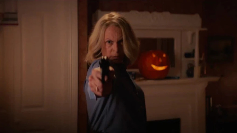 Halloween Ends laurie points gun