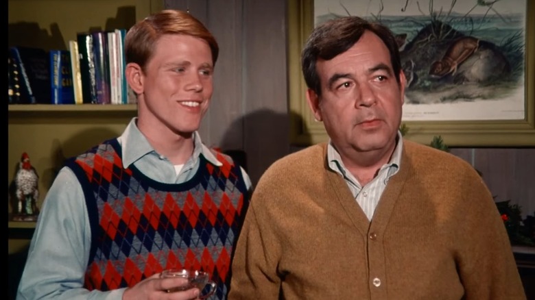 Richie Cunningham de Ron Howard sorri para seu pai, Howard (Tom Bosley), em dias felizes