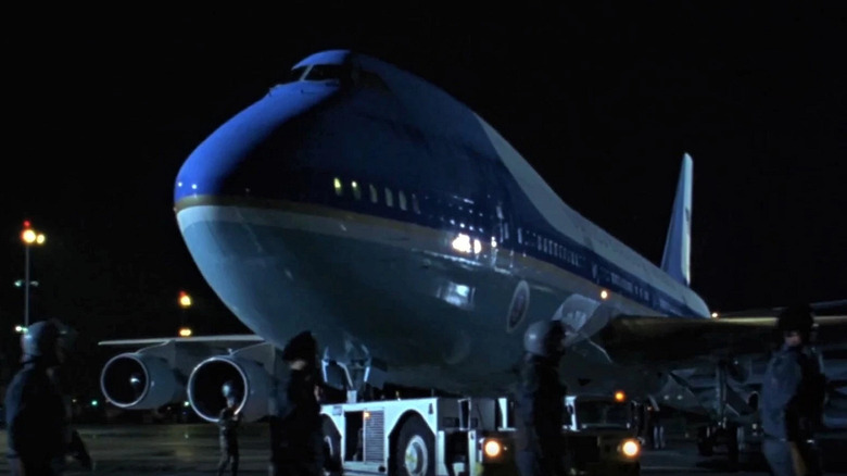 The presidential plane sits on the tarmac in Air Force One (1997)
