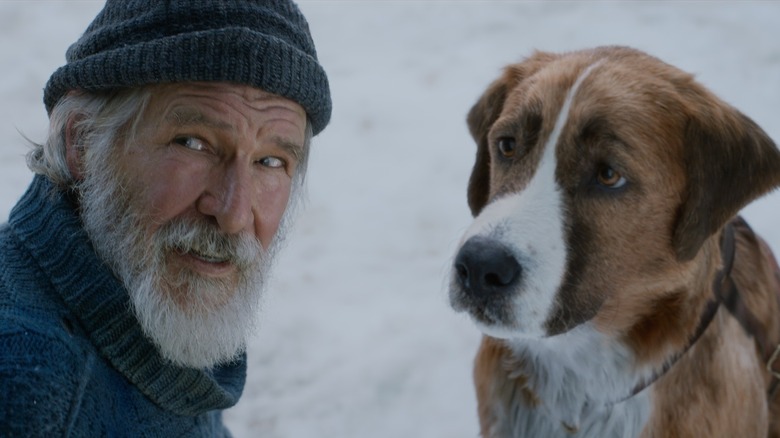 Harrison Ford mientras John y Buck se arrodillaban en la nieve en la llamada de la naturaleza