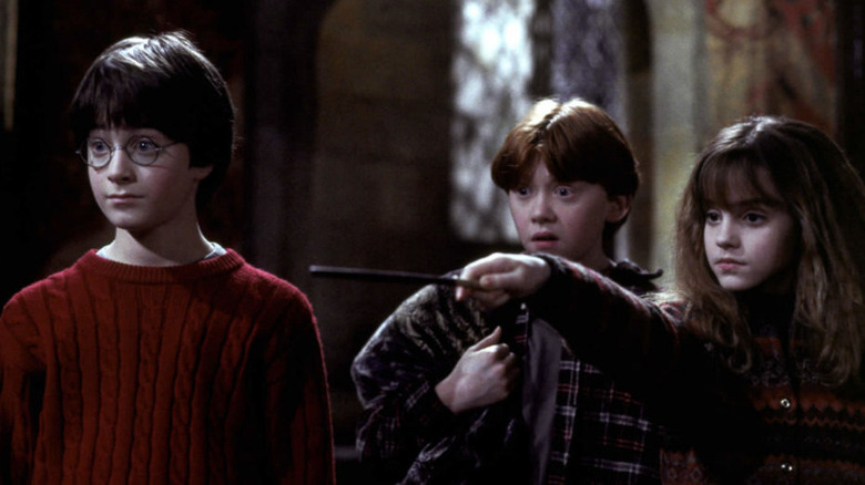 Hermione lanza un hechizo junto a Harry y Ron en Harry Potter y la piedra filosofal