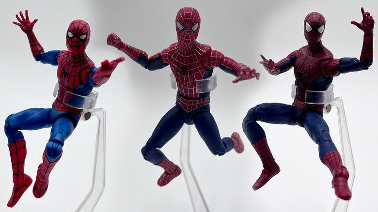 Marvel Legends Spider-Man: No Way Home, todas as três figuras de ação do Homem-Aranha saltando no ar