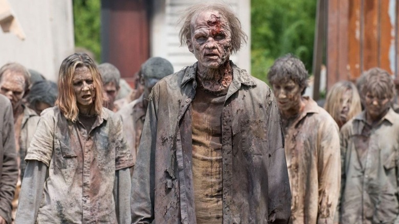 Uma multidão de zumbis em The Walking Dead