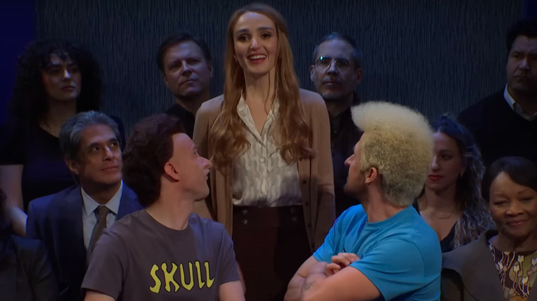 Chloe Fineman rindo de Mikey Day e Ryan Gosling como Beavis e Butt-Head no Saturday Night Live