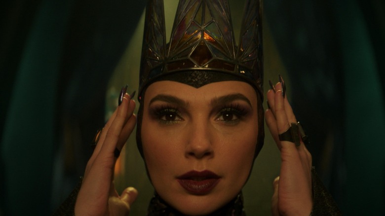 Gal Gadot como la Reina Malvada con su corona en Blancanieves (2025)