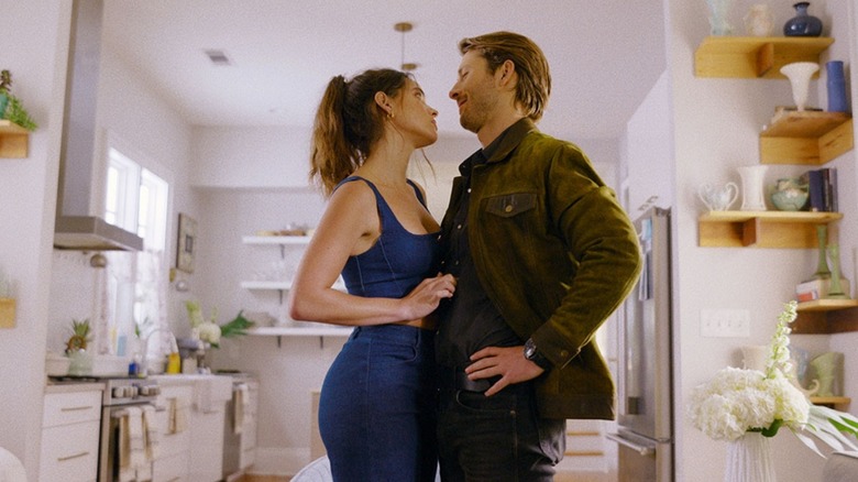 Adria Arjona and Glen Powell in Hit Man