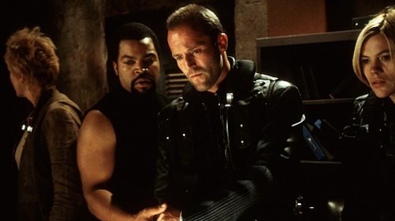 Jason Statham sebagai Jericho Butler dan Ice Cube sebagai Desolation Williams mengukur situasi yang nyaring di Ghosts of Mars