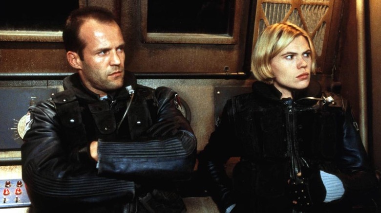 Jason Statham Saat Jericho Butler kedinginan dengan Clea Duvall sebagai Bashira Kincaid di Ghosts of Mars