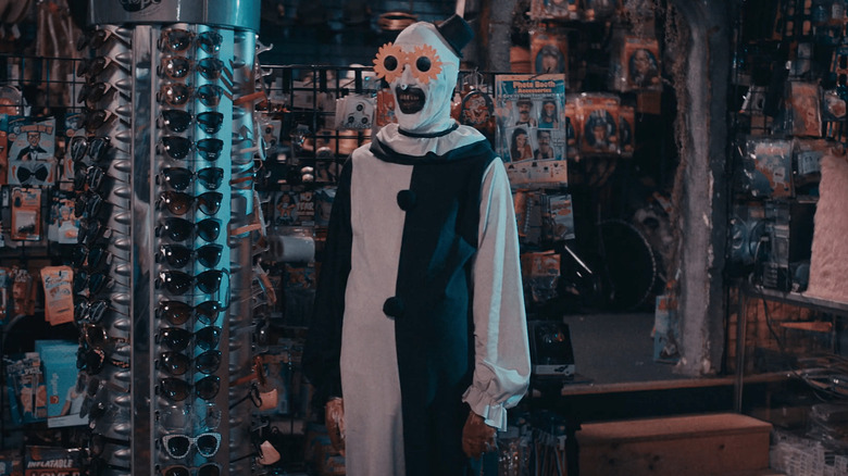 Art the Clown weraing sunglasses in Terrifier 2