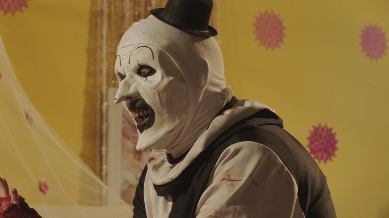 Terrifier 2 Art holds up a hand