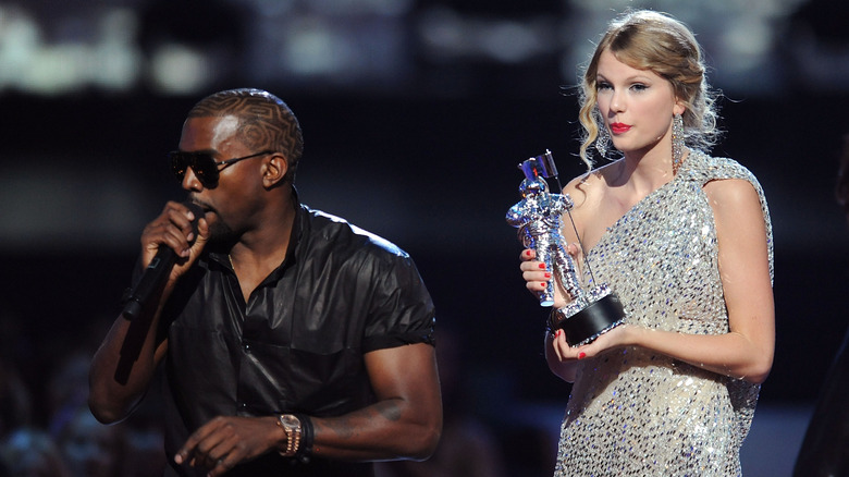 Kanye West interrompendo Taylor Swift no MTV Video Music Awards de 2009