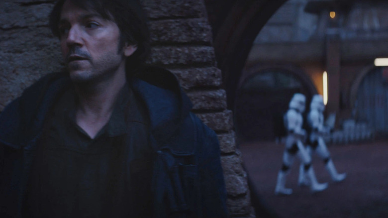 Cassian evading Stormtroopers in Andor