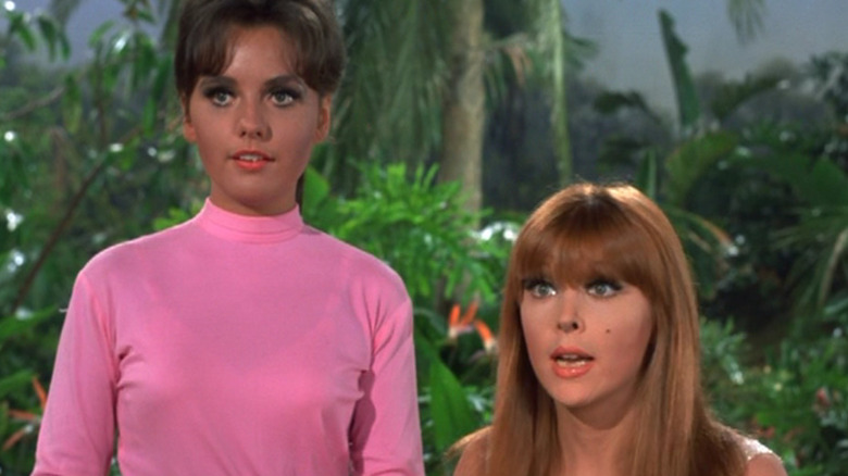 Dawn Wells como Mary Ann e Tina Louise como gengibre lado a lado na ilha de Gilligan