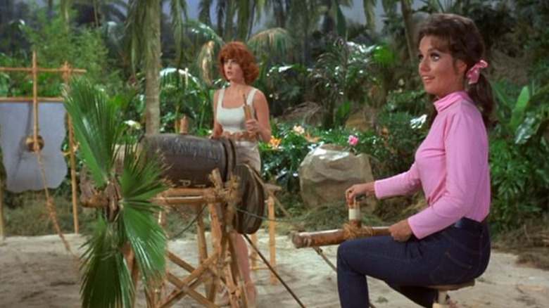 Tina Louise como Ginger e Dawn Wells como Mary Ann trabalhando juntos na ilha de Gilligan