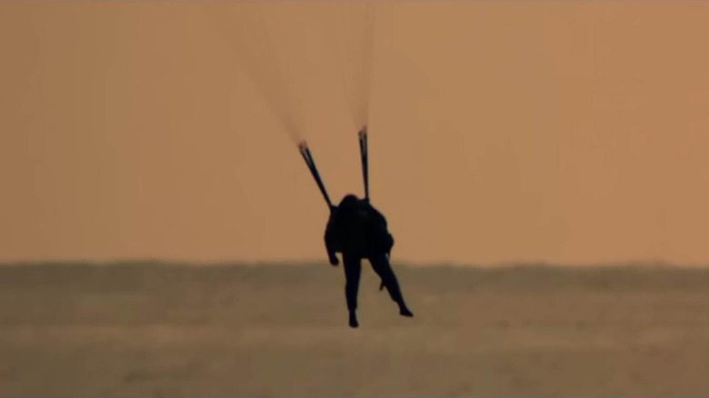 Goose dead in parachute landing in ocean in Top Gun