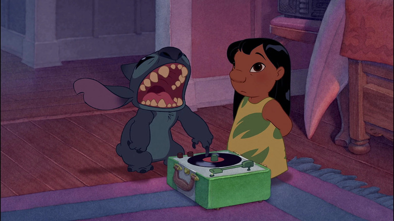 Stitch tocando um disco em Lilo e Stitch