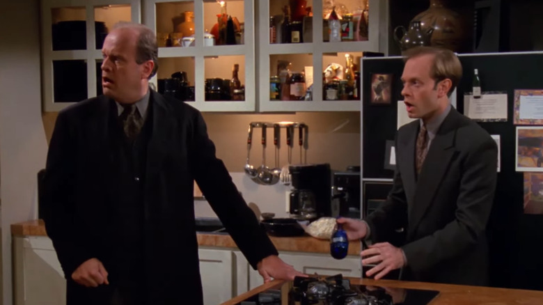 Frasier y Niles miran sorprendidos a Frasier.