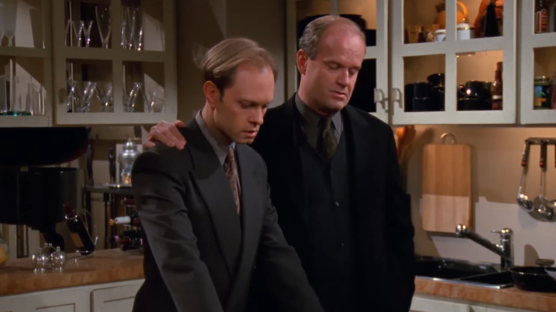 Frasier e Niles parecendo tristes com Frasier