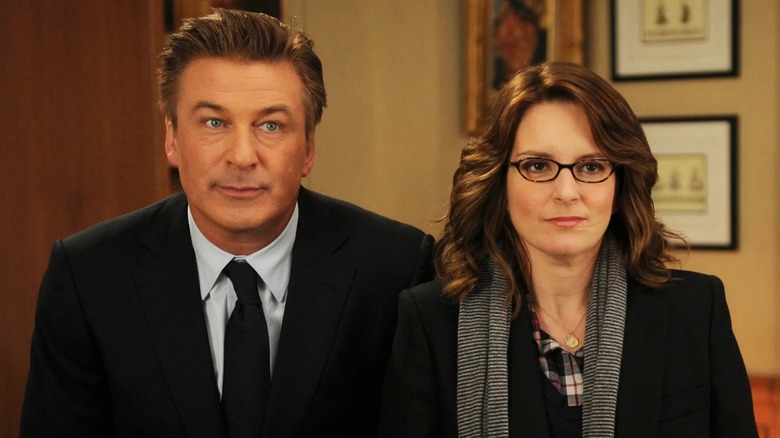 Jack Donaghy e Liz Lemon ficam próximos um do outro em seu escritório