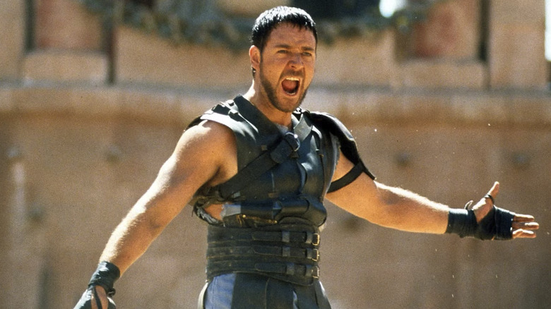 Maximus de Russell Crowe shouts in the gladiator arena