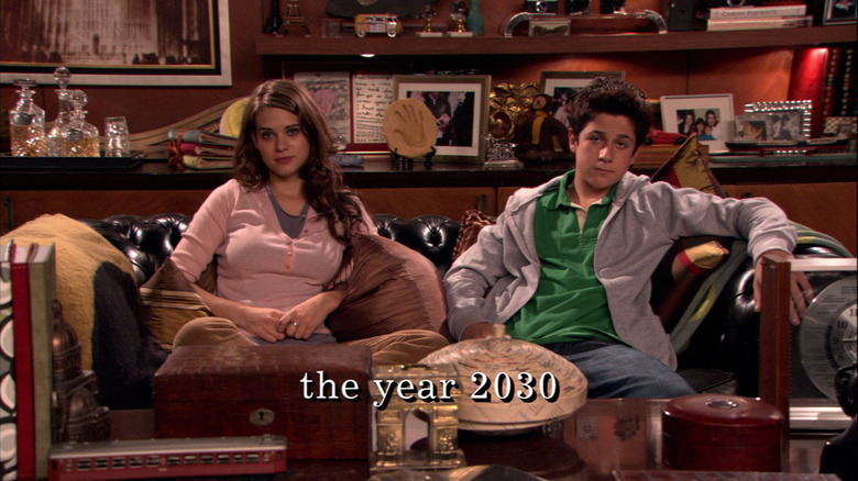 Two teens on the couch HIMYM