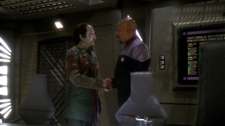 Andrew Robinson e Avery Brooks em Star Trek: Deep Space Nine