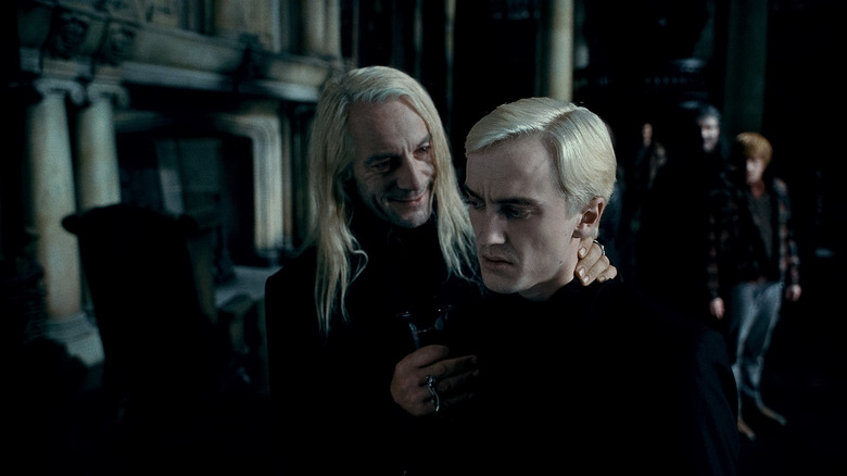 Lucius tocando Draco em Malfoy Manor em Harry Potter e as Relíquias da Morte - Parte 1