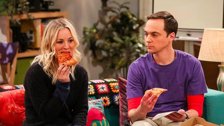 Penny e Sheldon comendo pizza Teoria do Big Bang