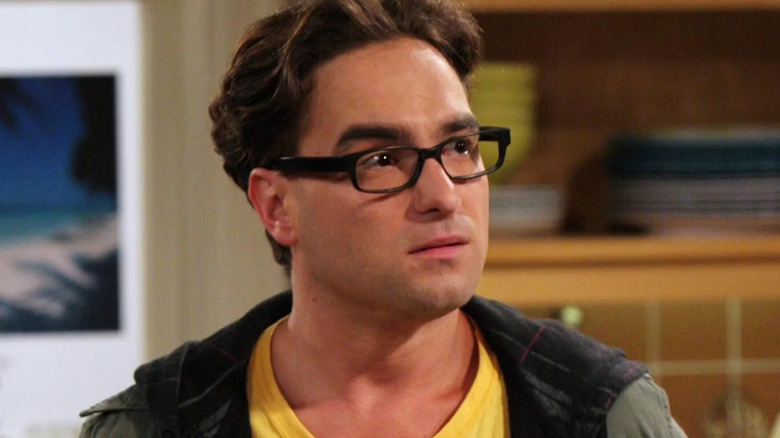 Leonard Hofstadter, de Johnny Galecki, parecendo surpreso com The Big Bang Theory