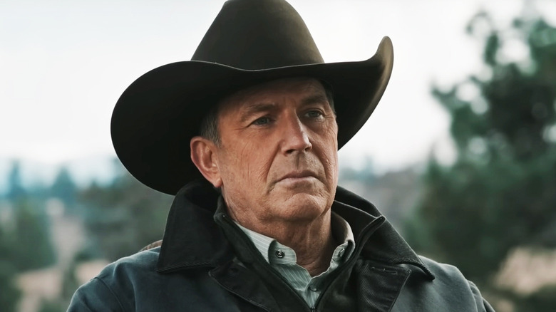 Kevin Costner como John Dutton luce serio en Yellowstone