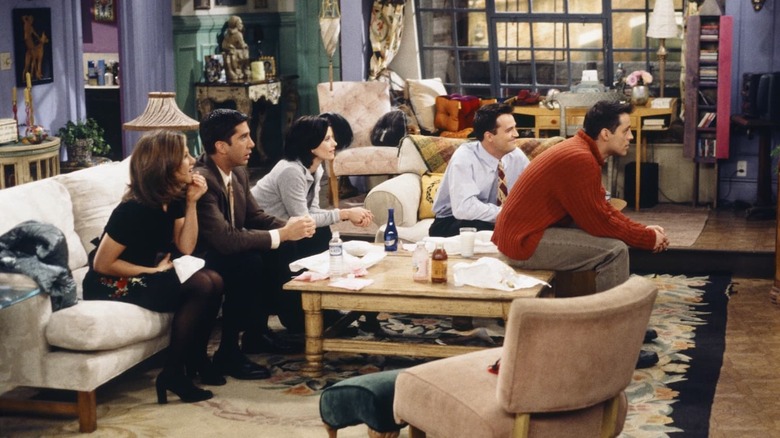 Jennifer Aniston como Rachel, David Schwimmer como Ross, Courtney Cox como Monica, Matthew Perry como Chandler e Matt LeBlanc como Joey são colados à televisão na televisão