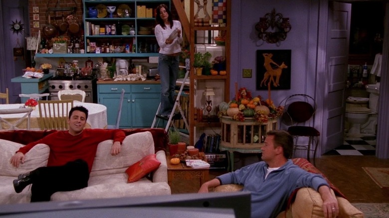 Matt LeBlanc como Joey e Matthew Perry como Chandler Luxuriados, enquanto Courtney Cox trabalha em uma escada de padrões em amigos