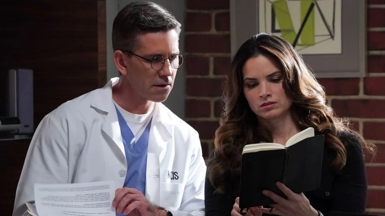 Katrina Law Jessica Knight, Dr. in NCIS. Jimmy Shats a magazine of a magazine with Brian Drietzen like Palmer