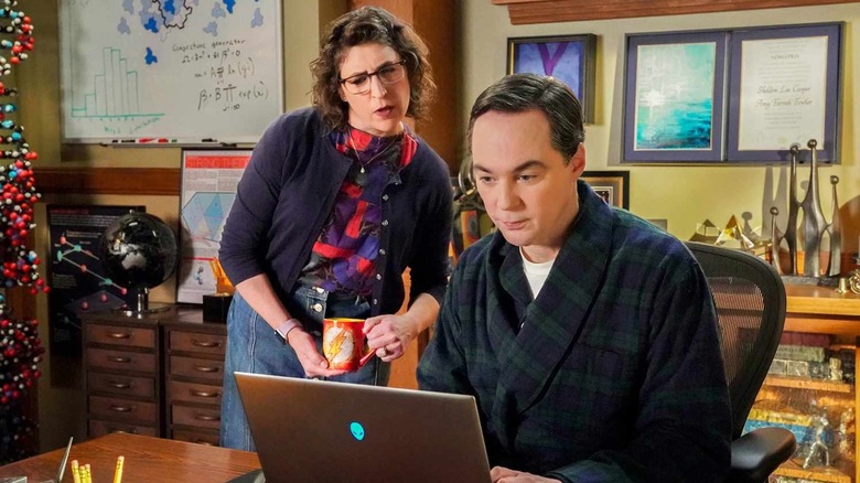 Amy e Sheldon olhando para um computador no escritório de Sheldon Onyoung Sheldon