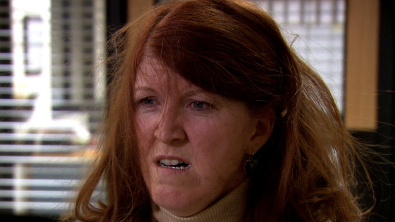 Meredith Palmer, de Kate Flannery, parece completamente desgrenhado depois de ter um saco de lixo contendo um bastão removido da cabeça no escritório