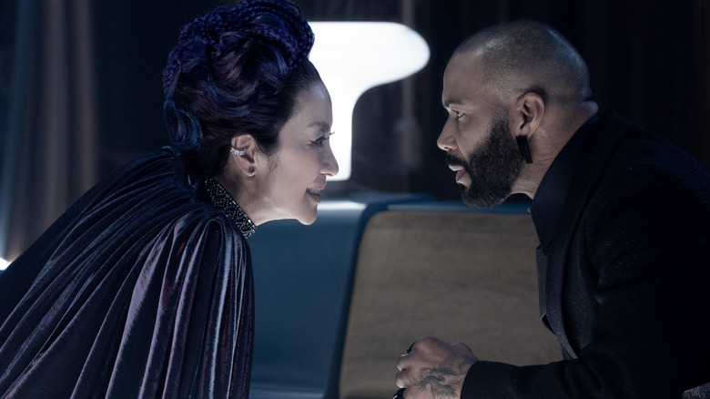 Michelle Yeoh sebagai Philippa Georgiou dan Omari Hardwick sebagai Alok Sahar saling menatap di Star Trek: Bagian 31