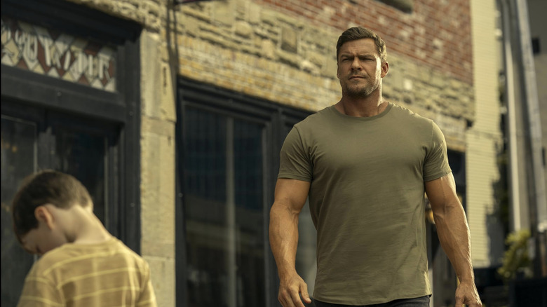 Jack Reacher dari Alan Ritchson berjalan menyusuri jalanan di Reacher