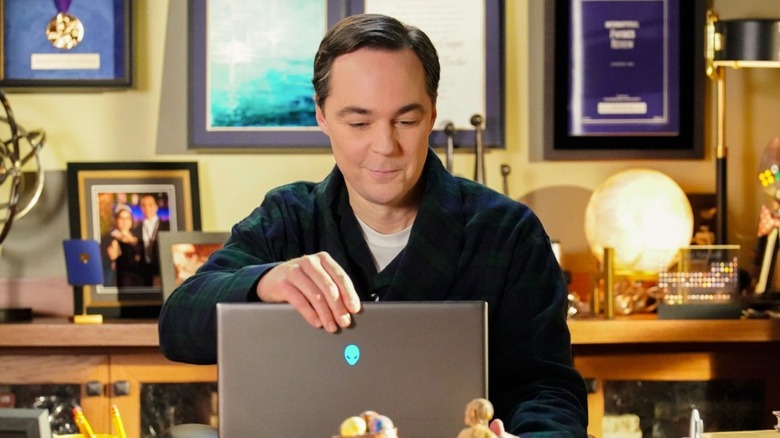 Jim Parsons' Sheldon Cooper looking at a computer screen on Young Sheldon